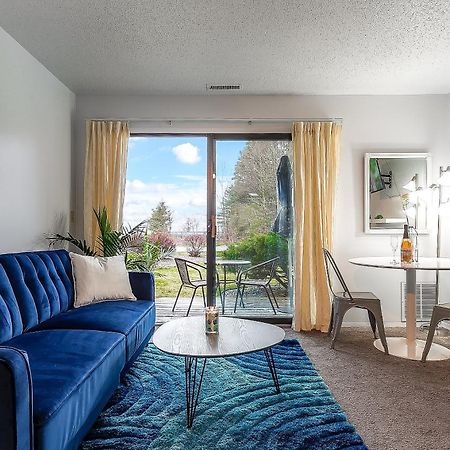 טראוורס סיטי Beautiful Lake View Studio Condo At The Shores מראה חיצוני תמונה