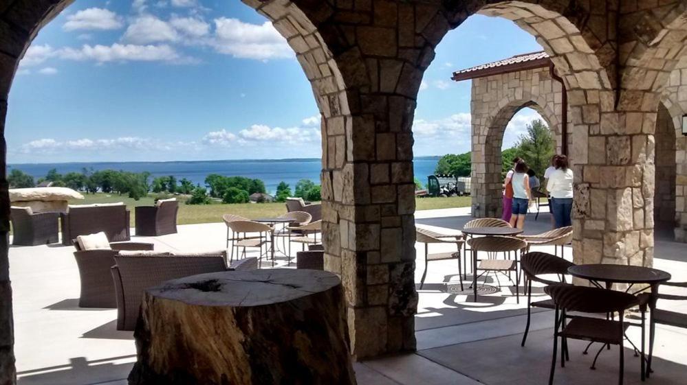 טראוורס סיטי Beautiful Lake View Studio Condo At The Shores מראה חיצוני תמונה