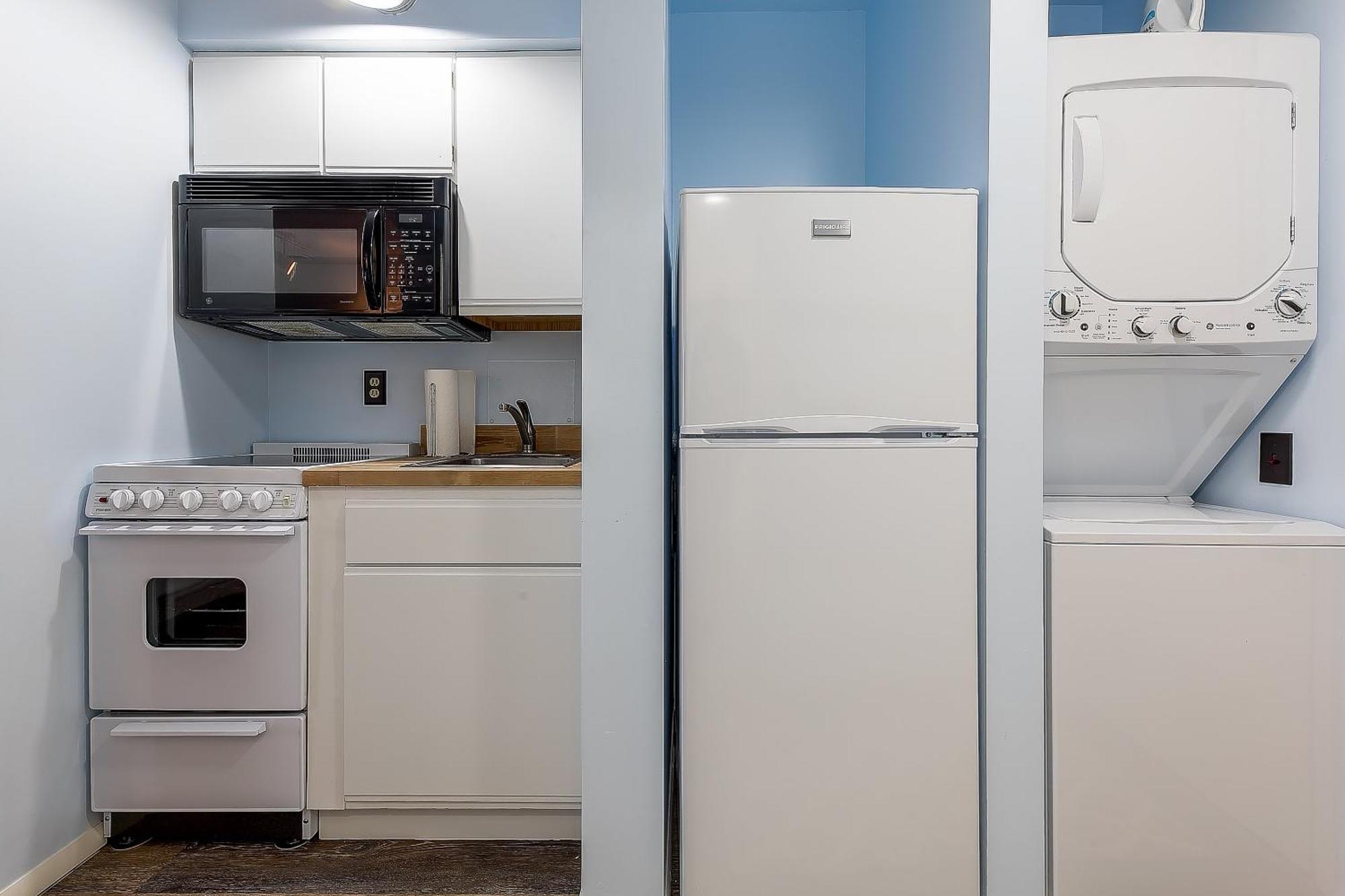 טראוורס סיטי Beautiful Lake View Studio Condo At The Shores מראה חיצוני תמונה